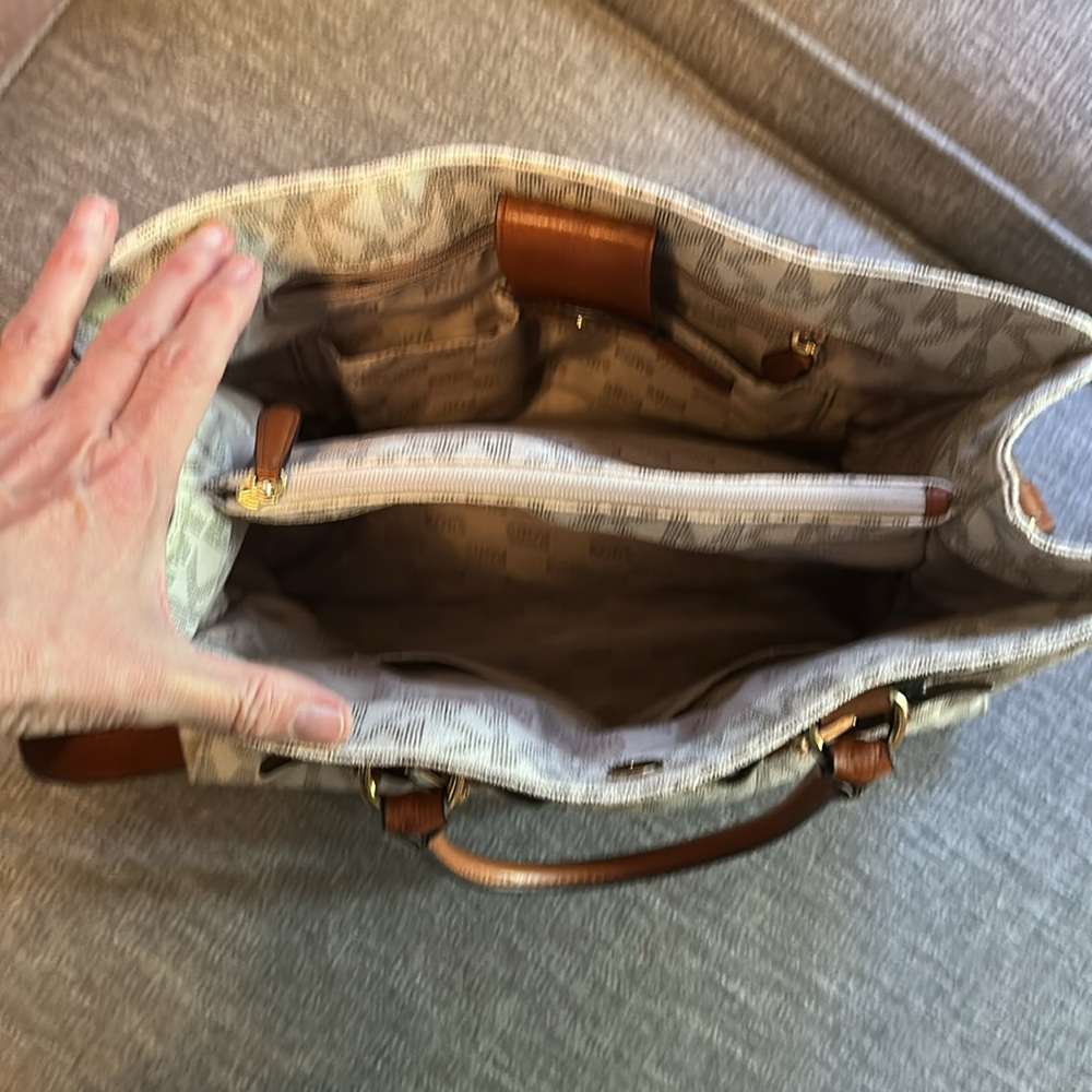 Michael Kors Hamilton tote, like new condition - Picture 7 of 12